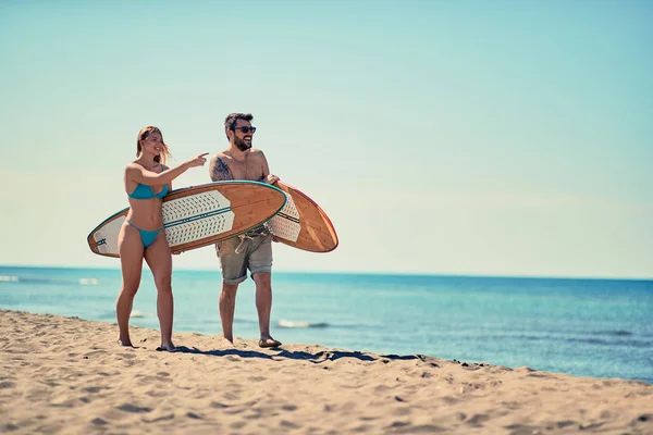 Νεαρός Άνδρας Και Γυναίκα Ένα Surf Σκάφους Στην Παραλία Διακοπές — Φωτογραφία Αρχείου