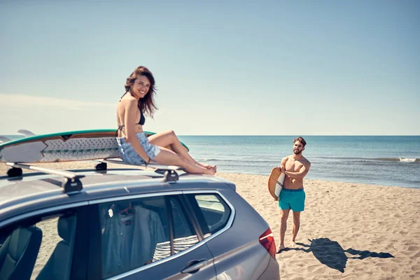 Surfar Férias Verão Desporto Extremo Sorrindo Surfista Menina Sentado Carro — Fotografia de Stock