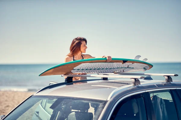 Sommerurlaub Roadtrip Urlaub Junges Surfermädchen Strand Macht Sich Bereit Für — Stockfoto