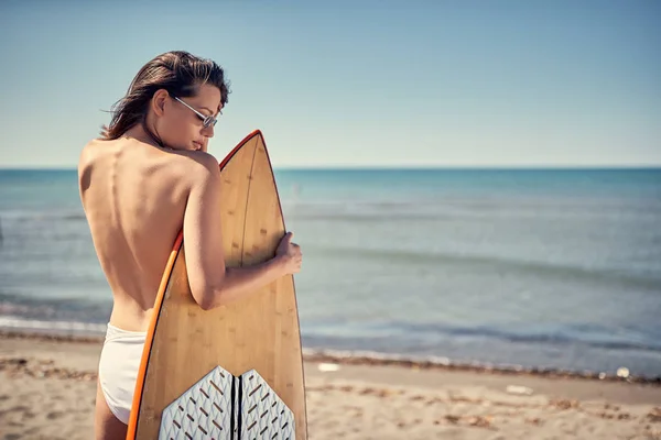 Surfer Κορίτσι Όμορφη Σέξι Νεαρή Γυναίκα Στην Παραλία Πίσω Όψη — Φωτογραφία Αρχείου