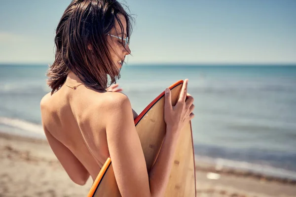 Surfeando Hermosa Mujer Sexy Playa Lista Para Surf Extreme Sport —  Fotos de Stock