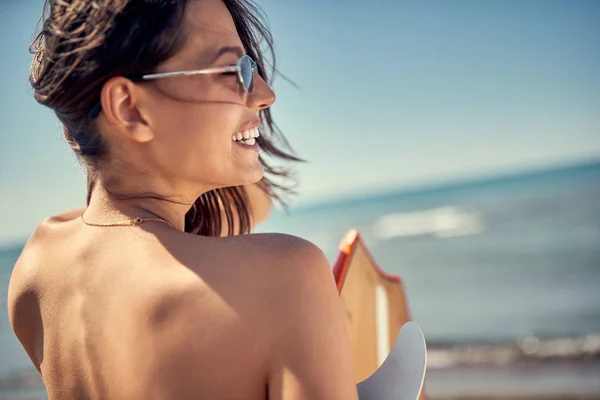 Ragazza Surfista Giovane Donna Sexy Sulla Spiaggia Vista Posteriore Sport — Foto Stock