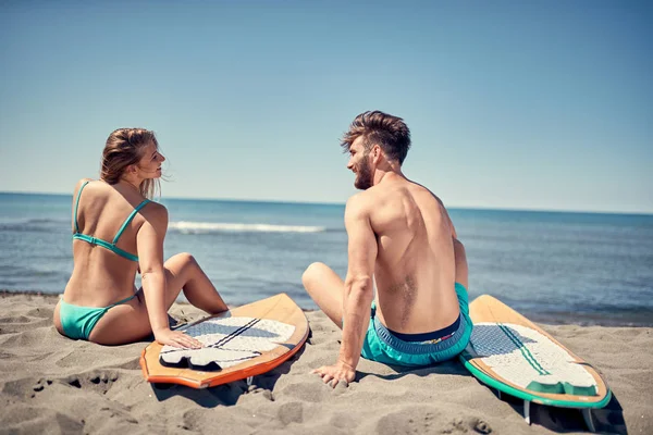 Привлекательная Пара Открытом Воздухе Вид Сзади Молодые Серферы Пляже Водные — стоковое фото