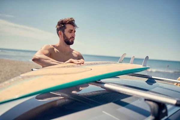 Hombre Joven Surfista Playa Preparándose Para Surfin Extremo — Foto de Stock