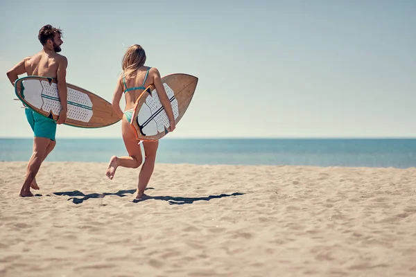 Fiatal Férfi Szörfösök Fut Össze Szörfözhet Strandon — Stock Fotó