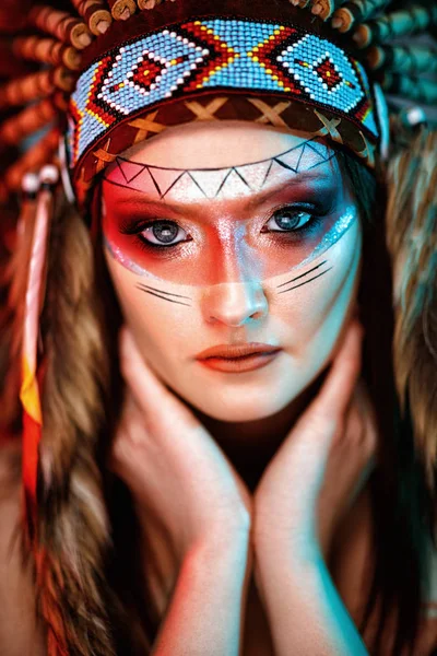 Warrior Woman Portait Feather Headdress — Stock Photo, Image