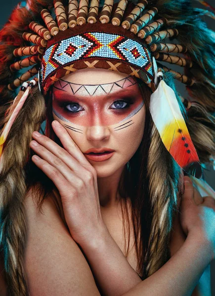 Young Beautiful Indian Female Feather Headdress — Stock Photo, Image