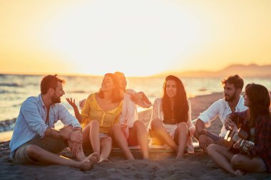 Arkadaşlar birlikte zevk kumsalda