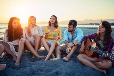 Parti plaj-grup genç arkadaşlar kumsalda birlikte iyi vakit geçiriyor