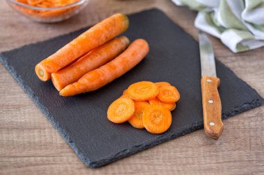 Doğrama Kurulu mutfakta üzerinde taze havuç