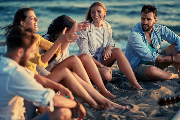 Estate Vacanze Vacanza Musica Persone Felici Concetto Gruppo Amici Sorridenti — Foto Stock