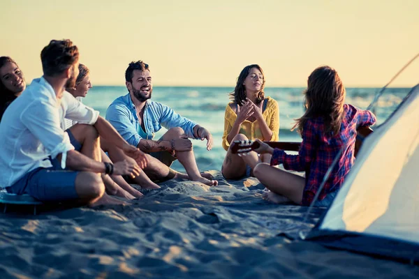 Grupo Jóvenes Amigos Sonrientes Con Guitarra Divierten Playa Juntos — Foto de Stock