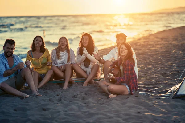 Grupo Amigos Con Guitarra Playa Amigos Relajándose Juntos Arena Playa —  Fotos de Stock