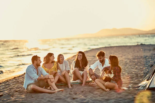 Grupo Jovens Amigos Com Guitarra Praia Amigos Relaxando Areia Praia — Fotografia de Stock