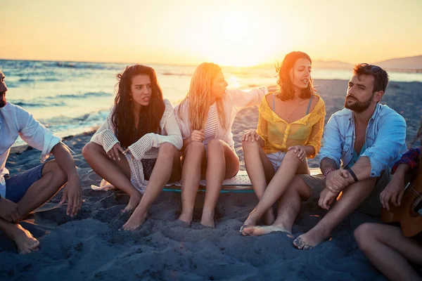 Grupp Glada Unga Vänner Bra Tid Tillsammans Stranden — Stockfoto