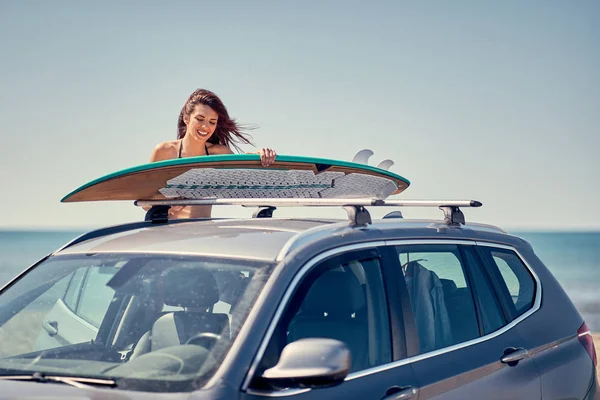 Sommerurlaub Roadtrip Urlaub Junges Surfermädchen Strand Macht Sich Bereit Zum — Stockfoto