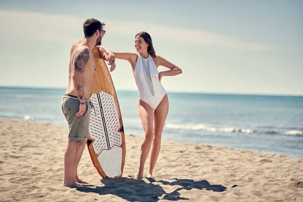 Mladí Přátelé Bude Surfovat Pláži Koncept — Stock fotografie