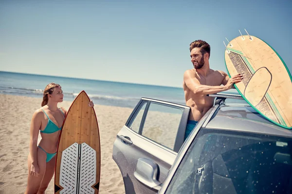 Vacaciones Verano Carretera Vacaciones Pareja Jóvenes Surfistas Playa Preparándose Para — Foto de Stock