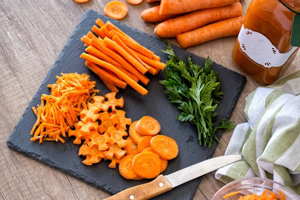 Sliced Nutrient Organic Raw Carrot Chopping Board — Stock Photo, Image