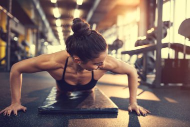 Gym şınav egzersiz yaparak sporcumuz 