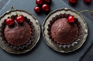 Ev yapımı koyu çikolata muffins plaka üzerinde