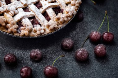 Lezzetli pasta krema şeker taze kiraz ile