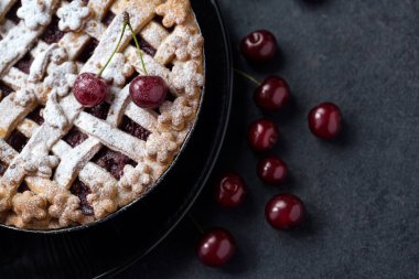 Yaz Pasta krema şeker siyah plaka üzerinde kiraz ile