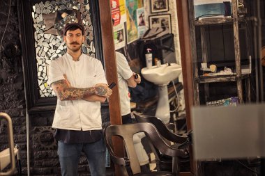 Hipster portresi berber dükkanı kapalı duran