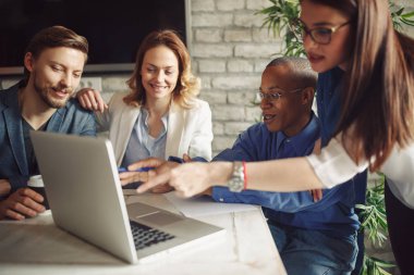 yaratıcı iş yöneticileri ekip yeni başlangıç proje modern Office ile çalışma