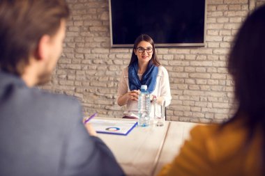 İş görüşmesi sinir kız