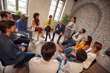 Grup daire meslektaşlarının konuşuyor ve tartışmaya iş kadını
