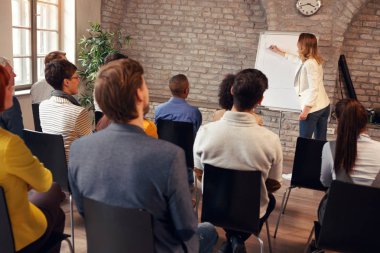 İş konferans öğrenci başarı hakkında sunum izlerken