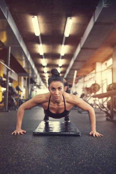 Şınav egzersiz fitness Center'da yaparak güzel uygun kız