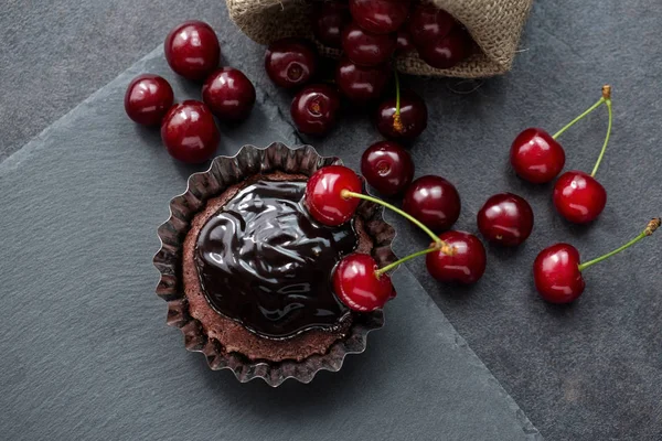 Muffins Choklad Körsbär Rustik Stil Bakgrunden Koncept — Stockfoto