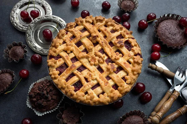 Hausgemachte Kirschtorte Mit Einer Flockigen Kruste Von Oben — Stockfoto