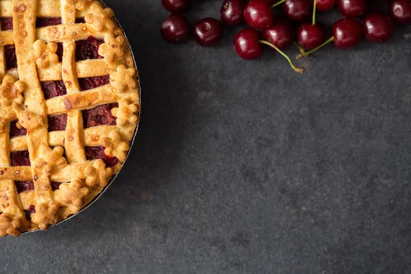 Tarte Aux Cerises Avec Une Croûte Écailleuse Vue Dessus Copier — Photo