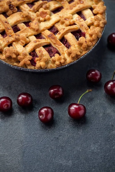 Gebacken Köstlichen Hausgemachten Kuchen Mit Frischen Kirschen — Stockfoto