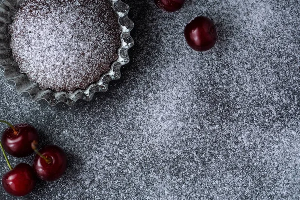 Gebackene Leckere Hausgemachte Muffin Mit Frischer Kirsche Und Puderzucker — Stockfoto