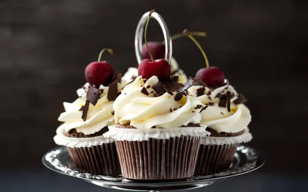 Cupcakes Tejszín Friss Cseresznye Közelről Asztalon — Stock Fotó