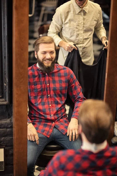 Barber Připravit Zástěru Kolem Zákaznické Péče — Stock fotografie