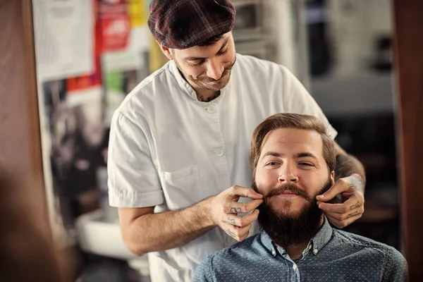 Sorridente Barbeiro Masculino Está Servindo Seus Bigodes Cliente — Fotografia de Stock