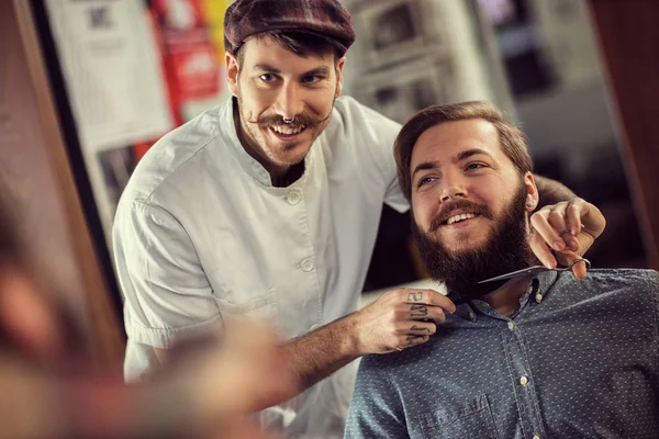 Lächelnder Friseur Rasiert Zufriedene Kundin Mit Schere — Stockfoto