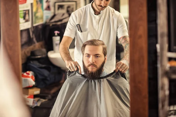 Barbeiro Colocar Avental Torno Cliente Para Grooming — Fotografia de Stock