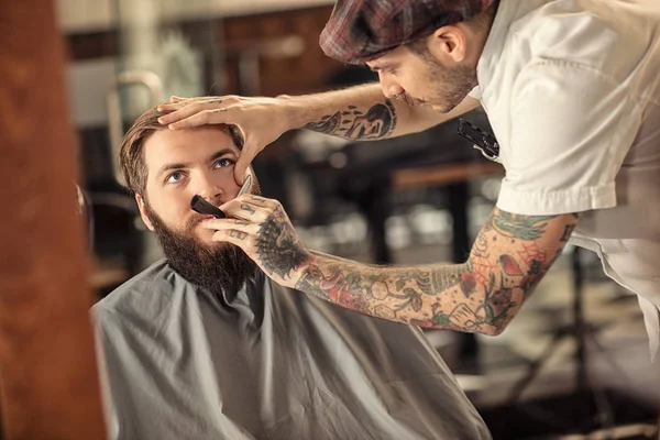 Cabeleireiro Com Homem Barbeado Barbeado Barbeado Navalha Preta Moda Antiga — Fotografia de Stock