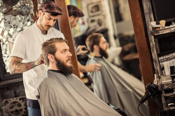 Homem Barbeiro Barbearia — Fotografia de Stock