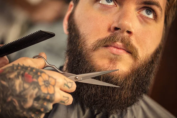 Barbeiro Com Tesoura Barbear Hipster Barbudo — Fotografia de Stock