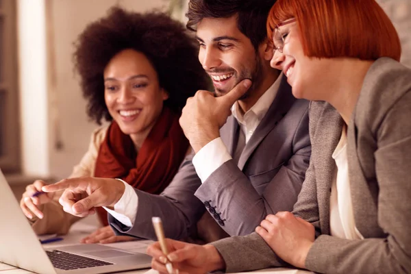 Χαμογελώντας Επιχειρηματίες Ανταλλαγή Απόψεων Σχετικά Συνάντηση Στο Γραφείο — Φωτογραφία Αρχείου