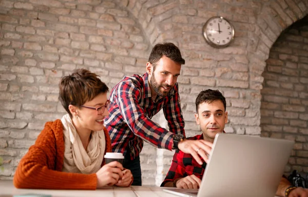 Equipo Diseñadores Oficina Discutiendo Proyecto Ordenador — Foto de Stock