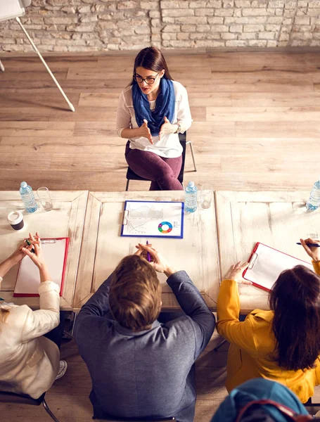 Junge Arbeitslose Mädchen Auf Vorstellungsgespräch Für Job Corporation — Stockfoto