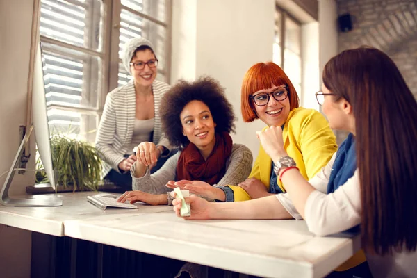 Frauengruppe Spricht Und Arbeitet Gemeinsam Computer Büro — Stockfoto